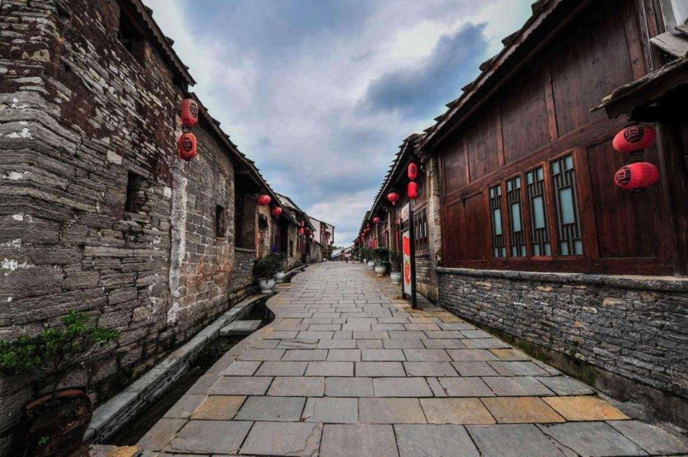 中国突然崛起的冷知识分享平台-婴幼儿皮肤干燥通常有哪些原因呢?如何护理能让宝宝的皮肤水嫩光滑?
